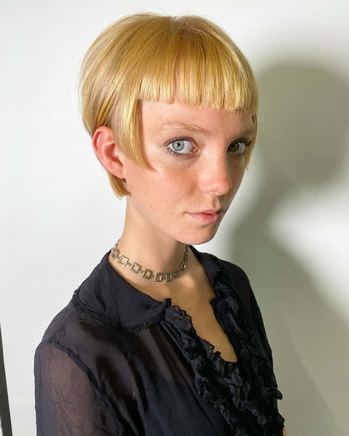 Ear-length graduated bob with fringe