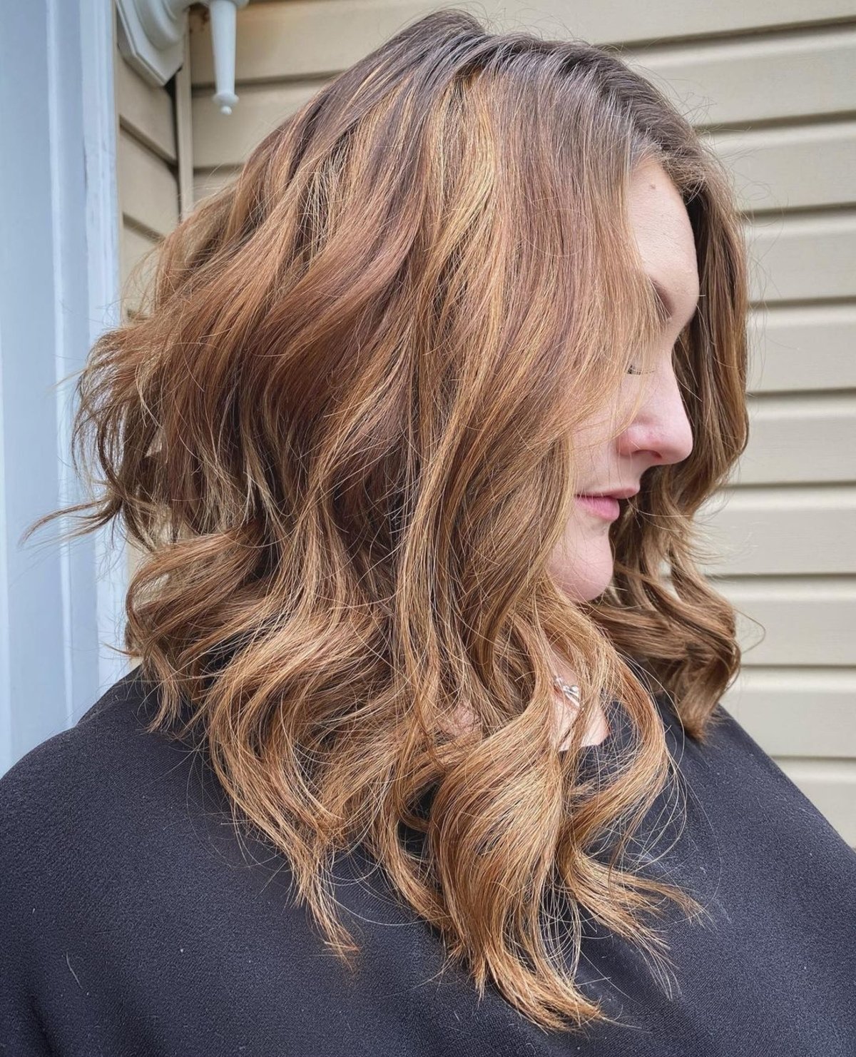 Medium inverted wavy bob